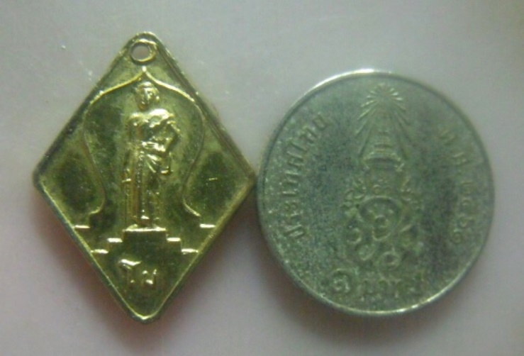 **เบาๆ**เหรียญข้าวหลามตัด ท้าวสุรนารี (ย่าโม) วัดสุทธจินดา จ.นครราชสีมา ปี ๒๕๓๑**กะไหล่ทอง สวยๆ