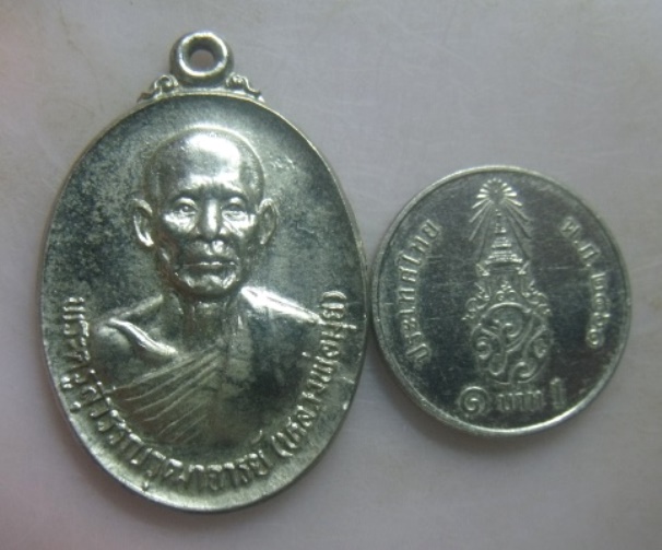 **เบาๆ**เหรียญที่ระลึกงานครบรอบ ๑๐๐ ปี หลวงพ่อมุ่ย วัดดอนไร่ จ.สุพรรณบุรี ปี ๒๕๓๒**กะไหล่เงิน สวยๆ