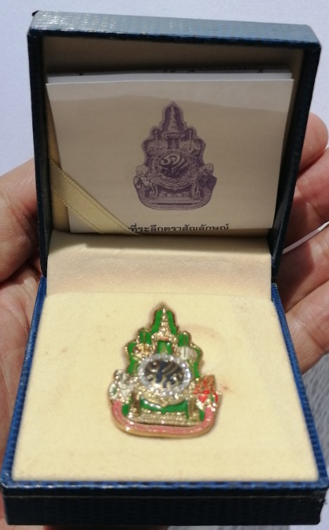 เข็มที่ระลึกในหลวงรัชกาลที่​ 9​ ฉลองครองสิริราชสมบัติครบ​ 60​ ปี​ พร้อมกล่องเดิมๆ​ เคาะเดียว     