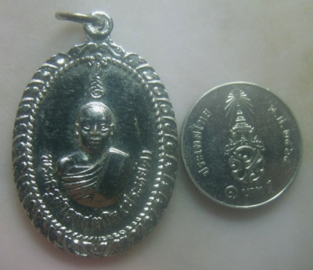 **เบาๆ**เหรียญพระครูสาธกสุตกิจ (ประหยัด) วัดสนามชัย อ.โพธาราม จ.ราชบุรี ปี ๒๕๒๑**กะไหล่เงิน สวยๆ