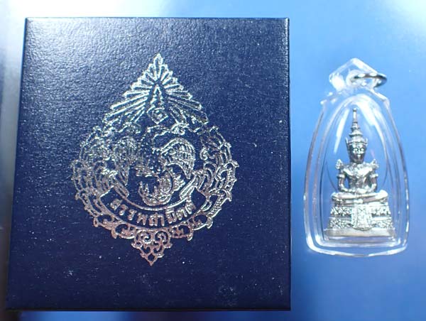 พระแก้วมรกต กรมสรรพสามิต เนื้อเงิน เลี่ยมพร้อมใช้สวยกริ๊บ+กล่องครบ+บัตรรับรองพระแท้*248