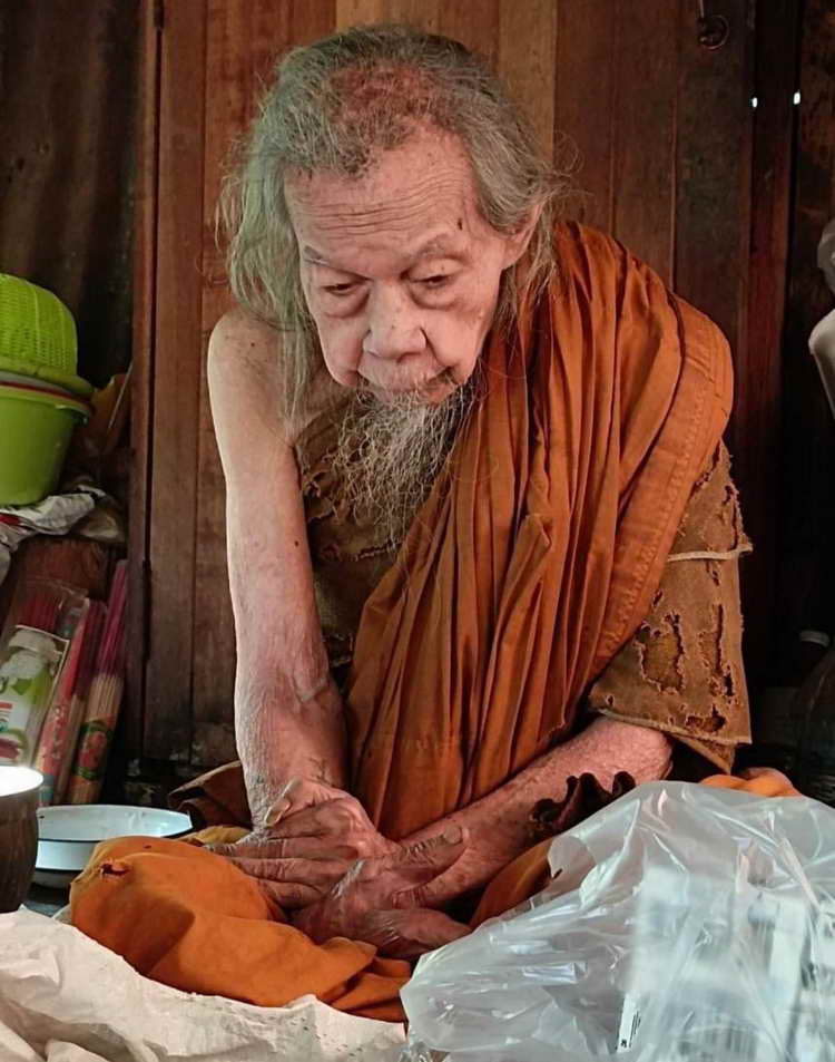 4-308 เหรียญหน้ายักษ์ หลวงปู่เฉย เทวดาเหนือโลก วัดน้ำอ้อม​ จ.บุรีรัมย์​ 2567 ทด.ลย เลข 50 กล่องเดิม