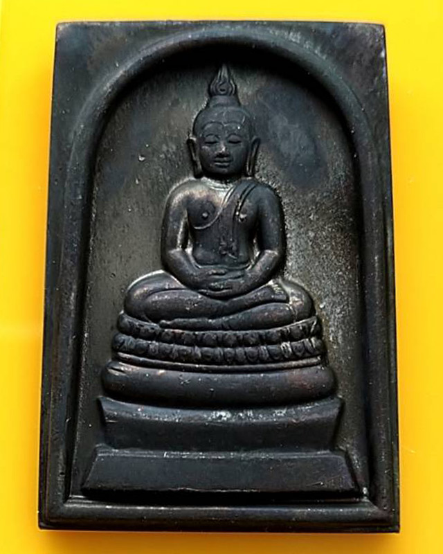 6.สมเด็จพระพุทธนวมหาราชายุจฉับปริวัตนมงคล ในหลวงครบ 6 รอบ จัดสร้างโดยสำนักนายกรัฐมนตรี พ.ศ. 2542 กล่