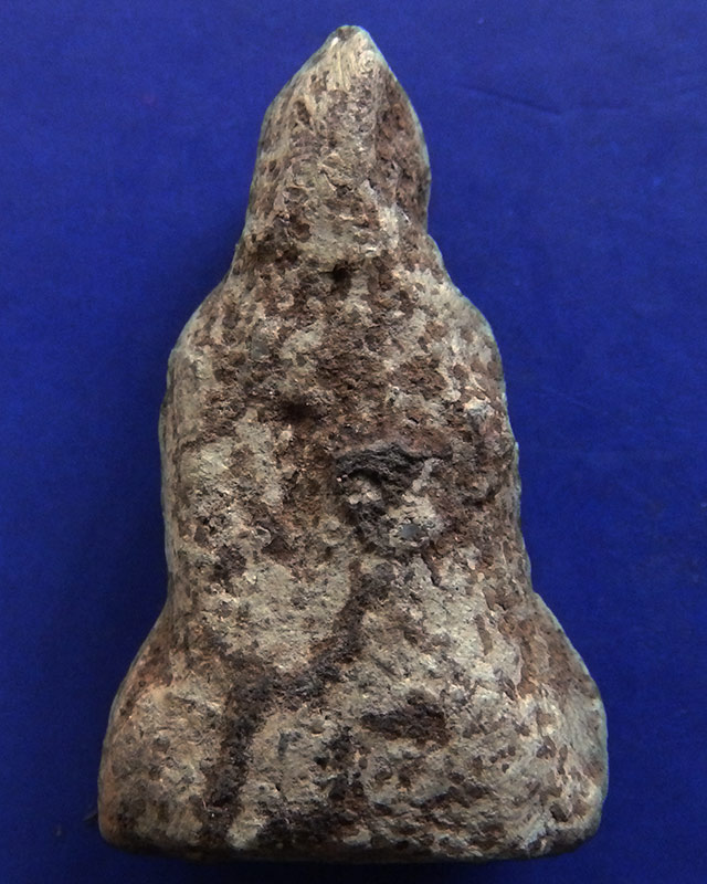 พระร่วงนั่งเนื้อดิน พระกรุ จ.ลพบุรี สูง 3.5 ซ.ม.