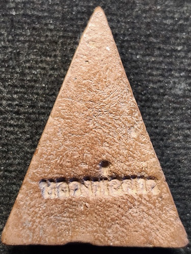 พระพิมพ์นางพญา  หลวงพ่อขาว เนื้อดิน