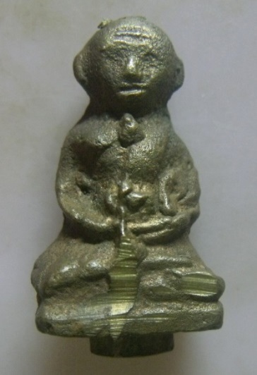 **เบาๆ**รูปเหมือนหล่อโบราณ เนื้อโลหะผสม ใต้ฐานตอกโค้ด ไม่ทราบที่**สวยๆ เชิญชมครับ