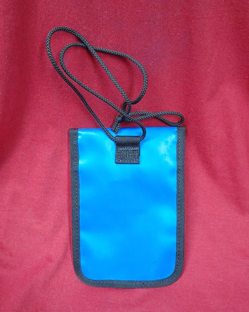 (ปิด49-) กระเป๋าคล้องคอกันน้ำ KARANA ใช้ใส่มือถือ 12.5x17ซ.ม.(สภาพไม่ได้ใช้)