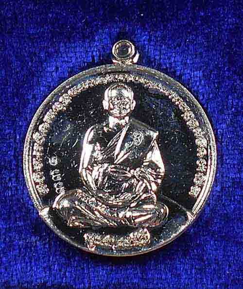 เหรียญหลวงพ่ออิฏฐ์ นั่งเต็มองค์ รุ่น "จิ๊กโก๋จุฬามณี ๖๐" เนื้อช้อนส้อม(อัลปาก้า) พิมพ์เล็ก เลข 334