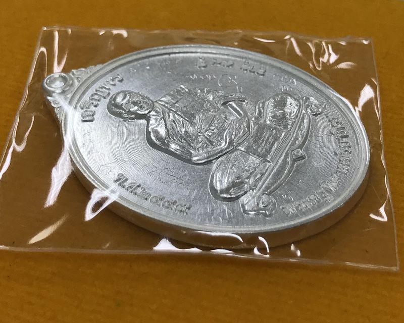 เหรียญรุ่น "เจริญพร" พระมหาสุรศักดิ์ วัดประดู่พระอารามหลวง เต็มองค์ เนื้อเงิน เลข 473 (จาร) ปี 2559