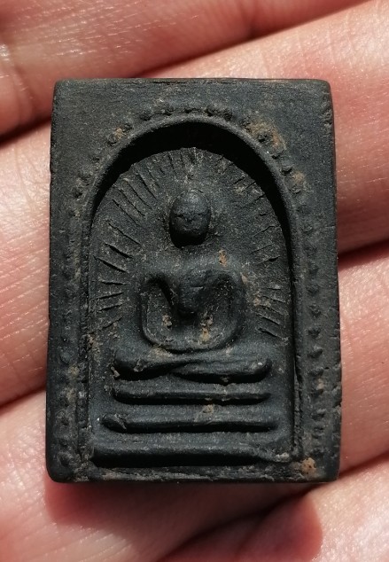 พระสมเด็จพิมพ์รัศมี ไข่ปลาข้างเม็ด หลังปลาดุก​ 2 ตัว หลวงพ่อกวย ออกวัดหนองอีดุก เคาะเดียว   