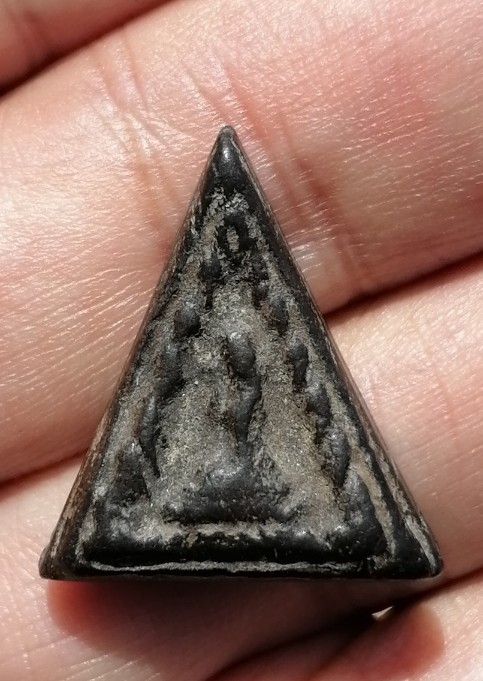 นางกวักหลวงพ่อกวย สามเหลี่ยม พิมพ์เล็ก เนื้อผงใบลาน วัดโฆสิตาราม จ.ชัยนาท ยุคต้น เคาะเดียว   