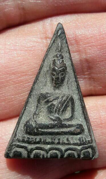   พระสมเด็จนางพญาฐานบัว หลังเรียบ หลวงพ่อจง วัดหน้าต่างนอก จ.อยุธยา ปี 2500 เนื้อดิน เคาะเดียว   