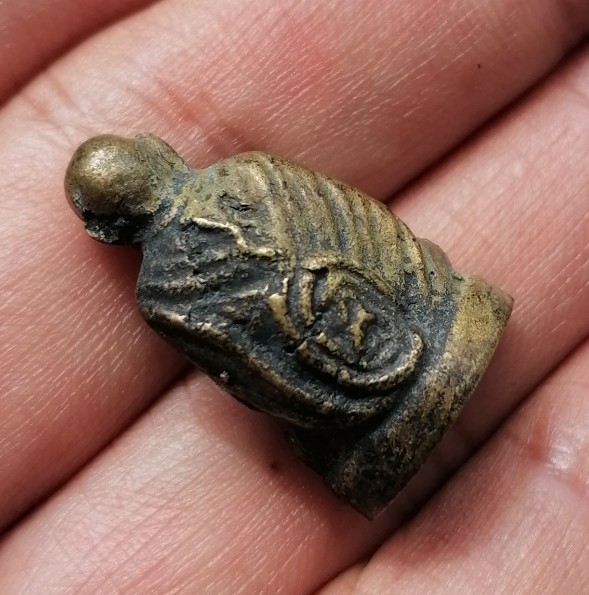 รูปหล่อลอยองค์สมเด็จโต หลังยันต์ หลวงปู่นาค วัดระฆัง ปี 2495 เนื้อโลหะผสมหล่อโบราณ เคาะเดียว