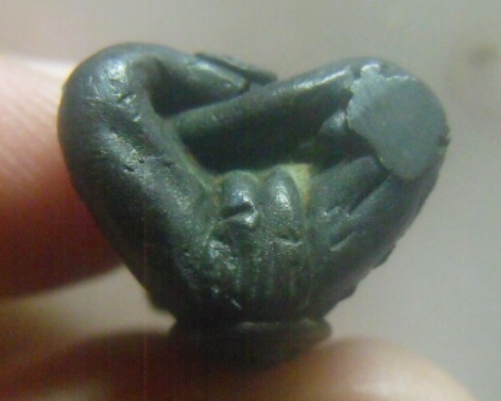 **เบาๆ**พระปิดตาหล่อหลังยันต์ เนื้อสำริด เก่าๆ ไม่ทราบที่**สวยๆ เนื้อจัด เชิญชมครับ