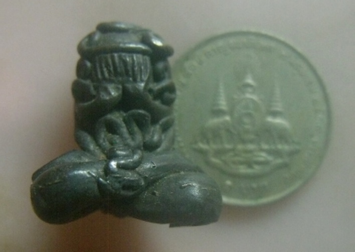 **เบาๆ**พระปิดตาหล่อหลังยันต์ เนื้อสำริด เก่าๆ ไม่ทราบที่**สวยๆ เนื้อจัด เชิญชมครับ