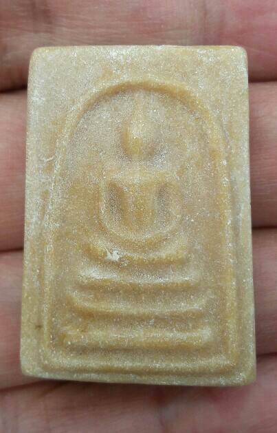 พระสมเด็จเนื้อผงน้ำมัน หลังยันต์ 4 แถว หลวงพ่อกวย วัดโฆสิตาราม(วัดบ้านแค) จ.ชัยนาท ปี 2518 เคาะเดียว