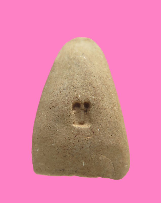 พระเนื้อดิน พิมพ์ถ้ำเสือ หลัง ข