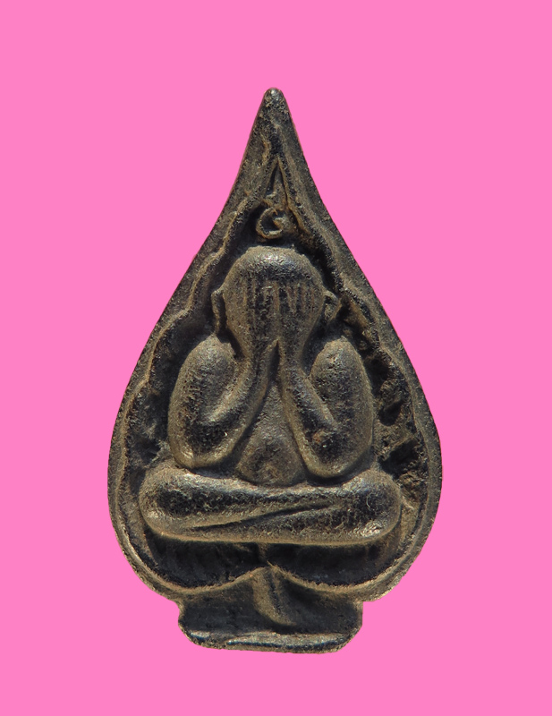 พระปิดตาโพธิ์ดำ เนื้อผงคลุกรัก เก่า