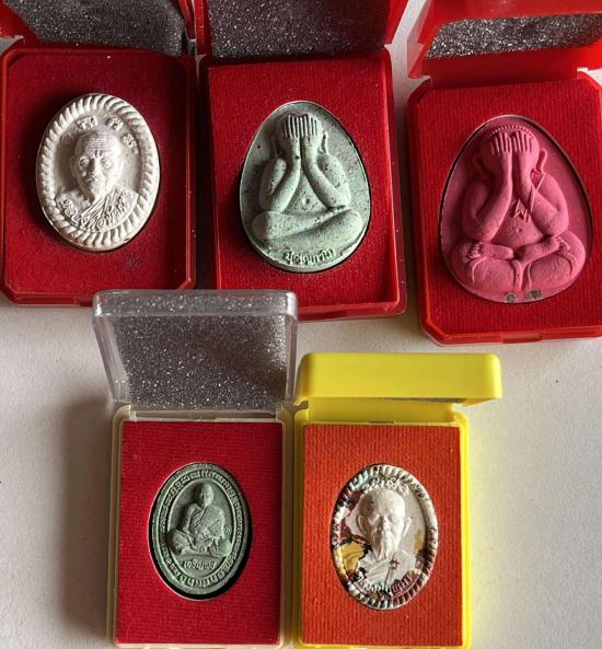 ชุดพระผง พระปิดตา คละเกจิ หลวงพ่อพัฒน์ หลวงปู่บุญมา หลวงปู่หมุน รับพระ 15 องค์ ชุด 2