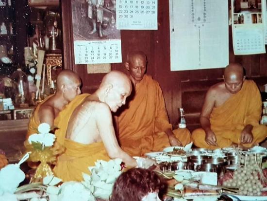 พระขุนแผนเคลือบ หลวงพ่อลำใย สัญญโม วัดสะแก พระนครศรีอยุธยา ศิษย์ในองค์ หลวงปู่ดู่วัดสะแก รับพระ 3 อง