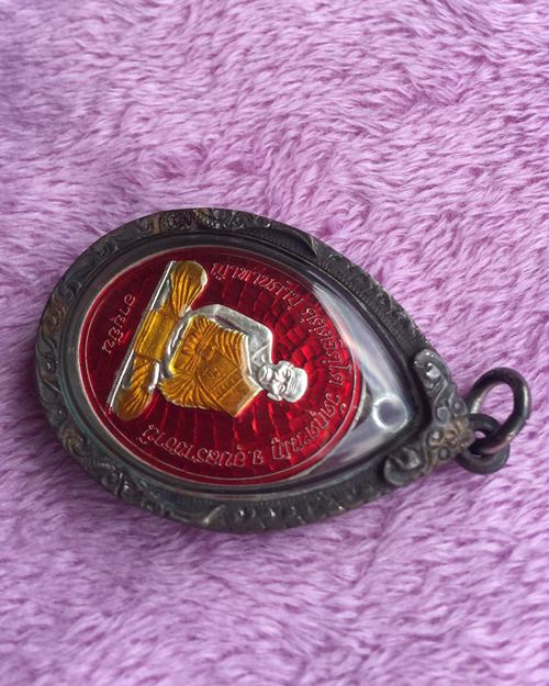 เหรียญห่วงเชื่อมรุ่นแรก หลวงปู่คำบุ วัดกุดชมภู  เนื้อเงินลงยาแดง รุ่นอายุยืน มีจารด้านหลังเหร