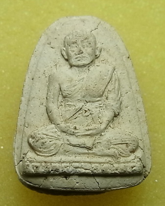 พระผงรูปเหมือนเกจิ ไม่ทราบที่ ขนาดเล็กกว่าพระสมเด็จเล็กน้อย พระหนา