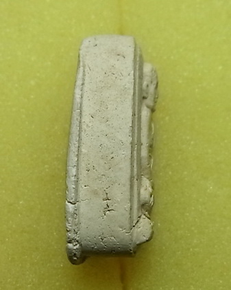 พระผงรูปเหมือนเกจิ ไม่ทราบที่ ขนาดเล็กกว่าพระสมเด็จเล็กน้อย พระหนา