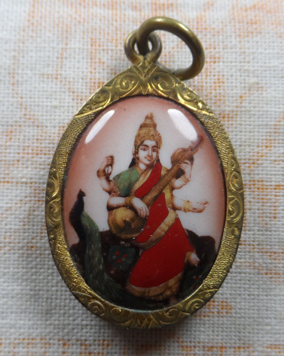 ล็อกเก็ตพระแม่สุรัสวดี เทพีแห่งปัญญาและวาทศิลป์