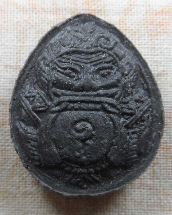 พระผงราหูอมสุริยะ รุ่นสุริยุปราคา หลวงพ่อเกษม เขมโก สุสานไตรลักษณ์ จ.ลำปาง ปี๒๕๓๘