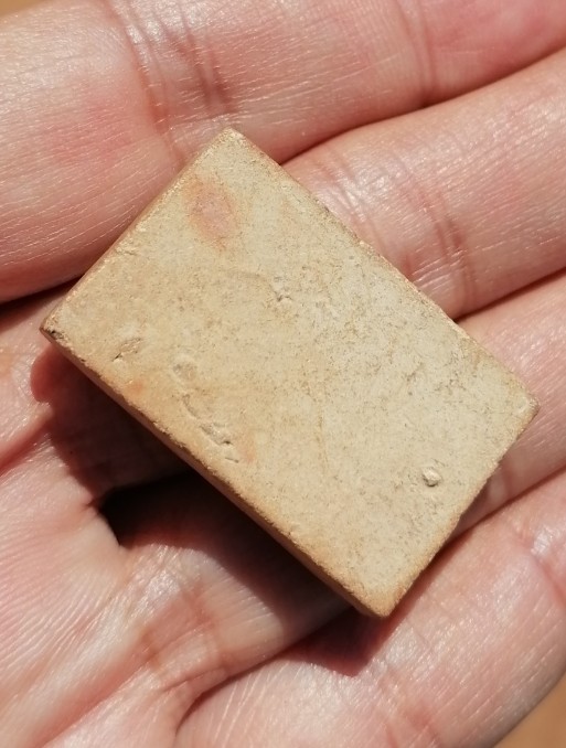 พระสมเด็จแหวกม่าน ไข่ปลาข้างเม็ด หลังเรียบ หลวงพ่อกวย วัดโฆสิตาราม ยุคต้น​ เคาะเดียว  