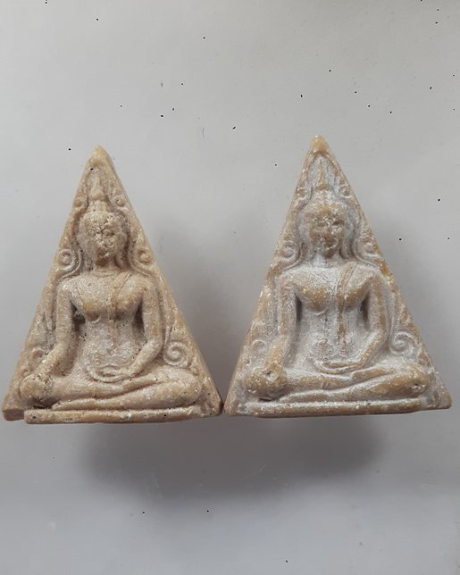 " พระนางพญา มหาเสน่ห์ เนื้อผงน้ำมัน หลังเรียบ ไม่ทราบที่ 2 องค์ ท่านใดสนใจเชิญครับ "