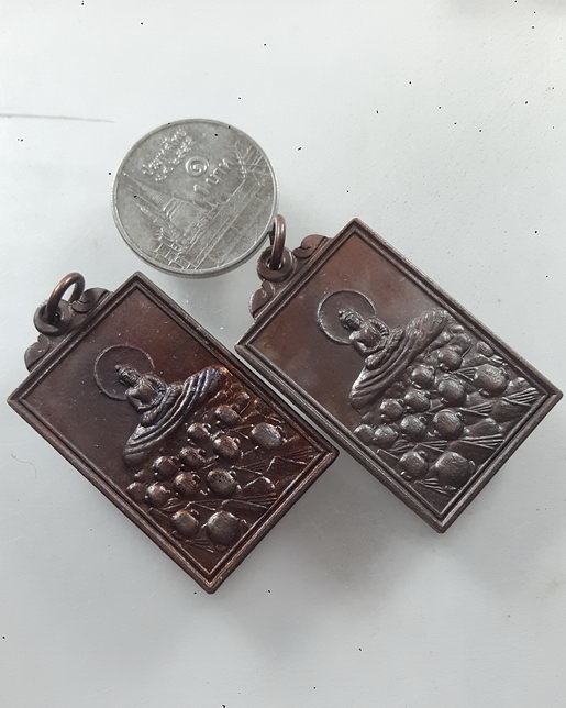 " เหรียญ ปฐมเทศนา หลัง โอวาทปาติโมกขคาถา 2600 ปี แห่งการตรัสรู้ ปี 2555 ทีเดียว 2 เหรียญ สวๆครับ "