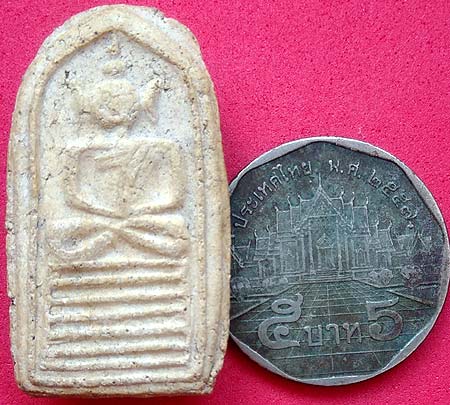 *พิมพ์เล็บมือ หลังยันต์ห้า เนื้อผง หลวงพ่อหม่น วัดพระยาปลา(คลองสิบสอง) ปทุมธานี*