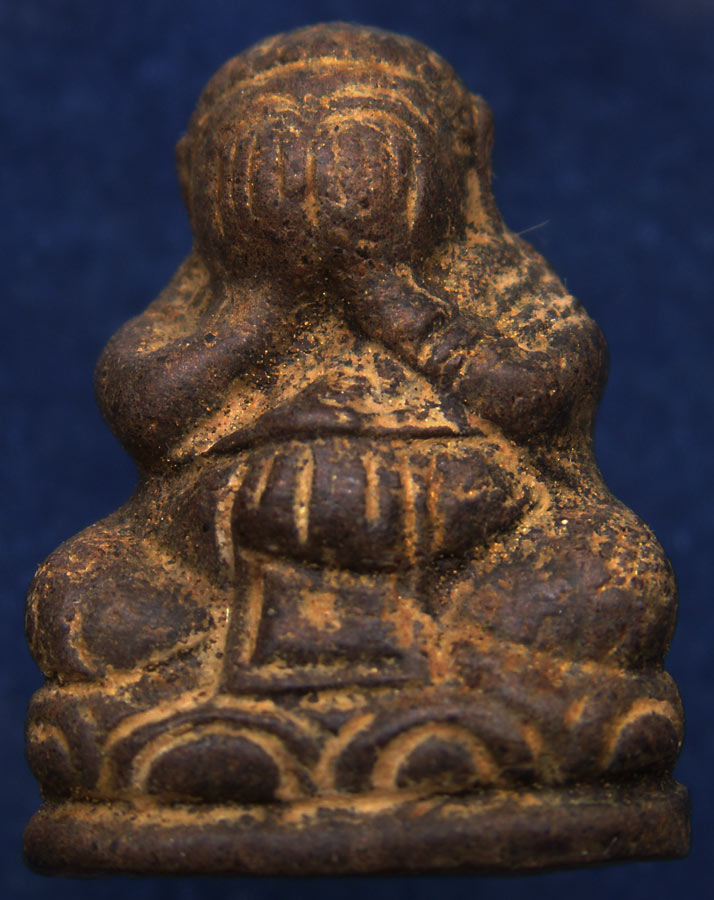 หลวงปู่เฮี้ยง วัดป่า จ.ชลบุรี ปิดตาลอยองค์ยอดบายศรี เนื้อผงคลุกรัก ผสมผงหลวงพ่อแก้ว หายากมาก