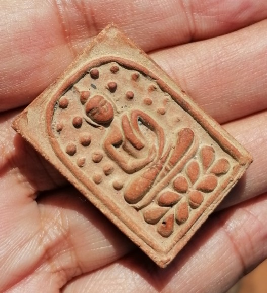 พระพิมพ์ปรกโพธิ์ ฐานบัว เนื้อดิน หลวงพ่อกวย ออกวัดหนองอีดุก จ.ชัยนาท ปี 2515 เคาะเดียว    