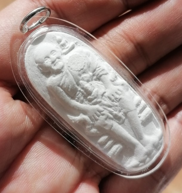 พระผงจักรพรรดิ์หลวงตาม้า พิมพ์หลวงปู่ดู่ วัดถ้ำเมืองนะ จ.เชียงใหม่ เลี่ยมพร้อมใช้ เคาะเดียว