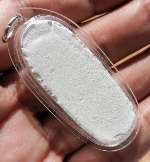 พระผงจักรพรรดิ์หลวงตาม้า พิมพ์หลวงปู่ดู่ วัดถ้ำเมืองนะ จ.เชียงใหม่ เลี่ยมพร้อมใช้ เคาะเดียว