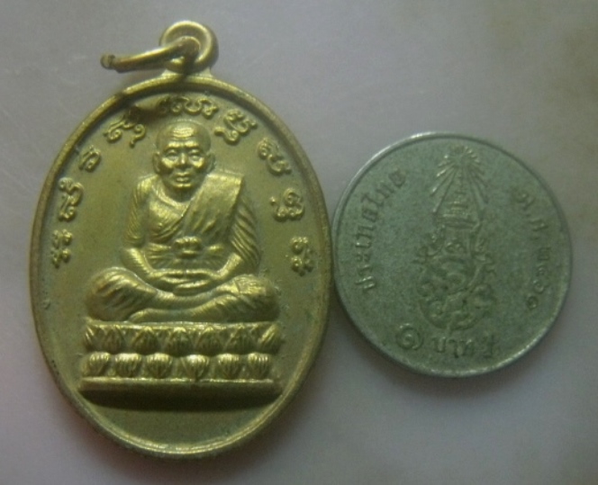 **เบาๆ**เหรียญหลวงปู่ทวด หลังพระนอน วัดไชยมังคราราม เมืองปีนัง ปี ๒๕๔๑**กะไหล่ทอง สวยๆ