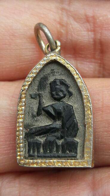 นางกวักไม้งิ้วดำแกะ หลวงพ่อกัน วัดเขาแก้ว ศิษย์เอกหลวงพ่อเดิม แห่งวัดหนองโพธิ์ จ.นครสวรรค์ เคาะเดียว