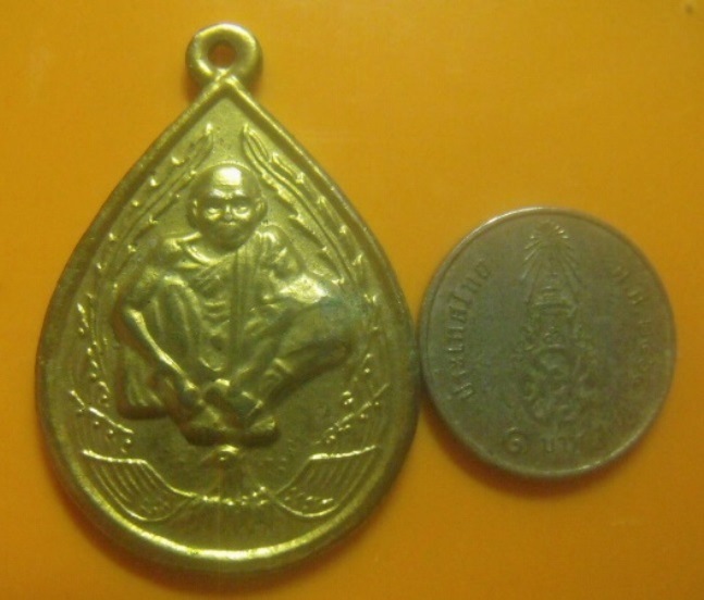 **เบาๆ**เหรียญแซยิด อายุครบ ๖ รอบ ๗๒ ปี หลวงพ่อคูณ วัดบ้านไร่ ปี ๒๕๓๗**กะไหล่ทอง สวยๆ