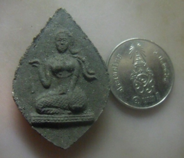 **เบาๆ**นางกวักรุ่นแรก หลวงปู่เขียว วัดหรงบน จ.นครศรีธรรมราช ปี ๒๕๑๑**เนื้อผงผสมว่าน สวยๆ