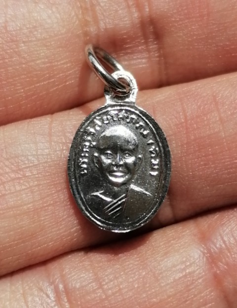 เหรียญเม็ดแตงหลวงปู่ทวด​-พระอาจารย์ทิม​ เนื้ออัลปาก้าชุบนิคเกิ้ล​ เคาะเดียว