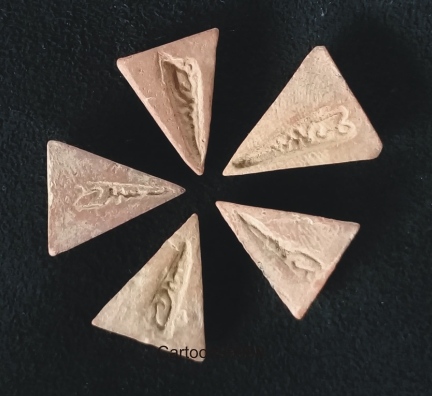 แพ็ค ๕ องค์ครับ กับนางพญาจิ๋ว หลวงพ่อสำเนียง อยู่สถาพร วัดเวฬุวนาราม นครปฐมครับ เนื้อแดงครับ หายากๆ