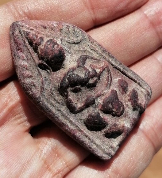 ขุนแผนขี่โหงพราย​ หลวงพ่อกวย​ วัดโฆษิตาราม​ เนื้อดินผสมว่าน​ ยุคต้น​ เคาะเดียว   