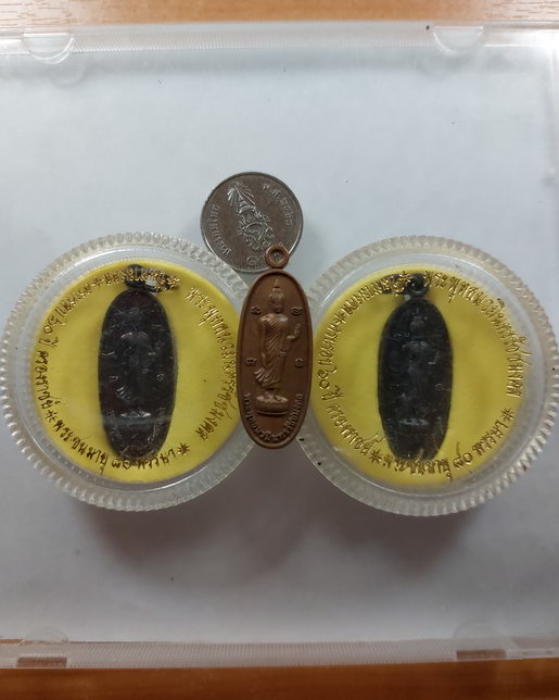 " เหรียญ พระพุทธนวมินทรรัชชมงคล ครบ 60 ปี ครองราช พระชนมายุ 80 พรรษา ทีเดียว 3 เหรียญสวยๆครับ "