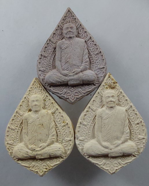 " พระผงรูปเหมือน พิมพ์พัดยศ หลวงตาพวง สุขินทริโย วัดศรีธรรมาราม จ.ยโสธร เนื้อผงสวยๆ 3 องค์ครับ "