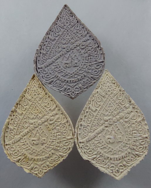 " พระผงรูปเหมือน พิมพ์พัดยศ หลวงตาพวง สุขินทริโย วัดศรีธรรมาราม จ.ยโสธร เนื้อผงสวยๆ 3 องค์ครับ "