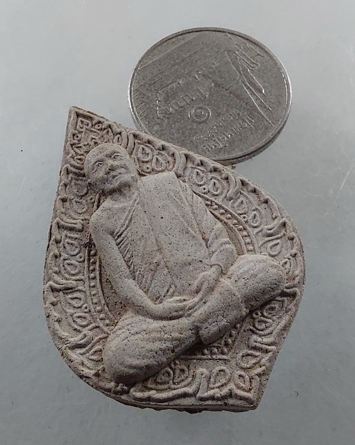 " พระผงรูปเหมือน พิมพ์พัดยศ หลวงตาพวง สุขินทริโย วัดศรีธรรมาราม จ.ยโสธร เนื้อผงสวยๆ 3 องค์ครับ "