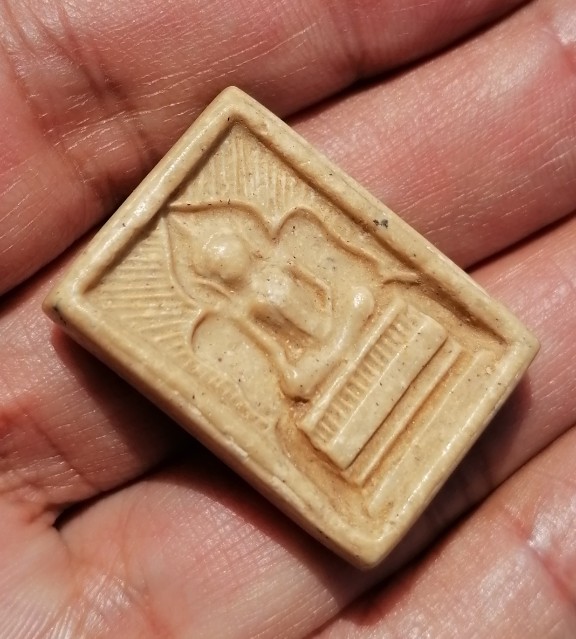 พระสมเด็จแหวกม่าน​ พิมพ์อกใหญ่​ หลังปั๊มตราวัด​ เนื้อผงน้ำมัน หลวงพ่อกวย​ ปี​ 2515 เคาะเดียว   