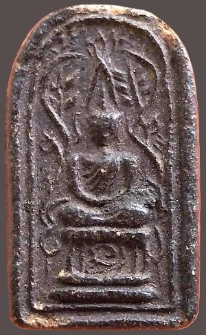 *พิมพ์สมาธิ ซุ้มเถาวัลย์ ฐานตัวนะ เนื้อดินเข้าใบลาน กรุวัดชนะสงคราม กทม.*